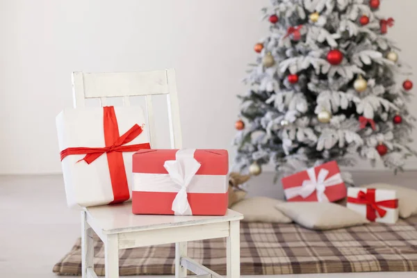 Yılbaşı için hediyeli Noel Ağacı — Stok fotoğraf
