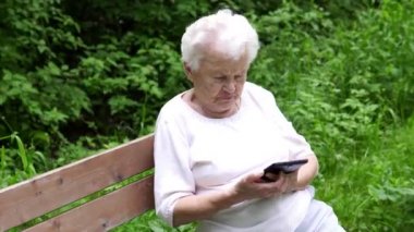 Yaşlı nine Internet smartphone vasıl görünüyor