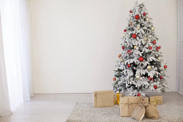 Зимовий різдвяний новорічний ялинковий декор будинку — стокове фото