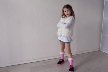 Küçük güzel moda kız portresi oturur