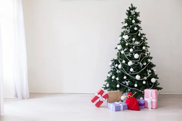 Choinki świąteczne prezenty w białym pokoju — Zdjęcie stockowe