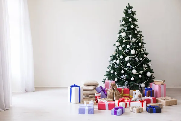 Albero di Natale con regali di Natale in camera bianca — Foto Stock
