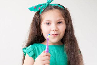 ağzında diş yokken Diş Hekimliği Diş fırçası ile küçük kız