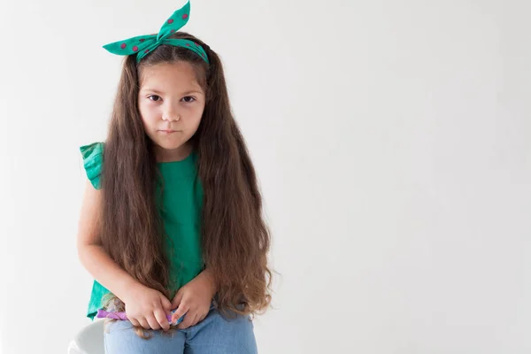Ritratto di bambina con fiocco verde su sfondo Campana — Foto Stock