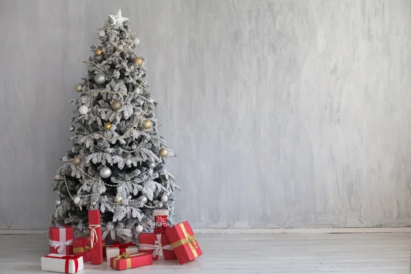 Χειμώνας Χριστούγεννα Πρωτοχρονιά δέντρο δώρα εγχώριο ντεκόρ — Φωτογραφία Αρχείου