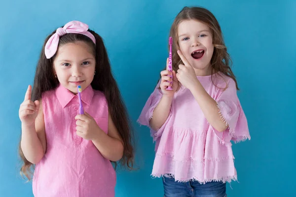 Dwie dziewczynki z szczoteczek do zębów w Dentyści — Zdjęcie stockowe