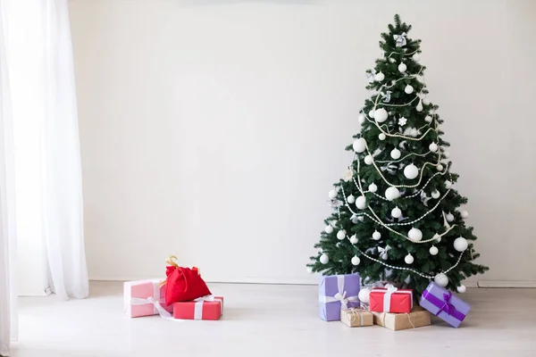 Kerstboom met giften van Kerstmis in witte kamer — Stockfoto