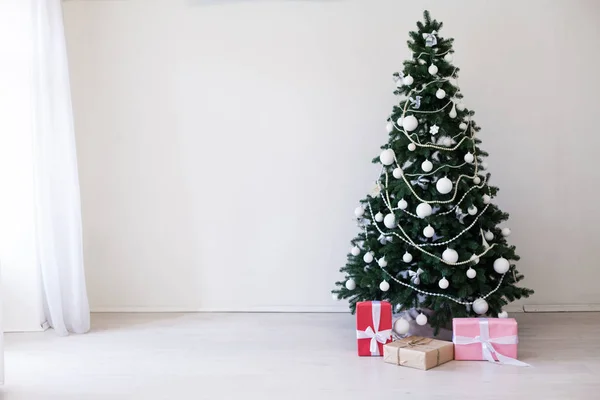 Árvore de Natal com presentes de Natal na sala branca — Fotografia de Stock