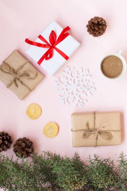 Noel arka plan Christmas dekorasyon oyuncaklar kar taneleri hediyeler