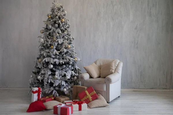 Árvore de Natal com presentes, luzes de grinalda ano novo — Fotografia de Stock