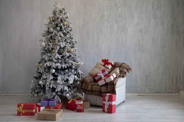Χριστουγεννιάτικο δέντρο με δώρα, γιρλάντα Πρωτοχρονιά φώτα — Φωτογραφία Αρχείου