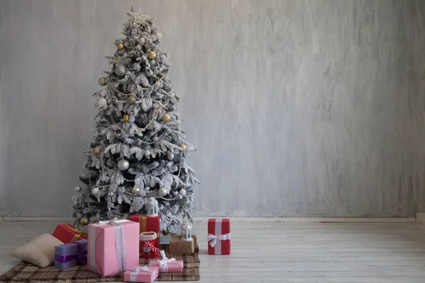 Weihnachtsbaum mit Geschenken, Lichtergirlanden zum neuen Jahr — Stockfoto