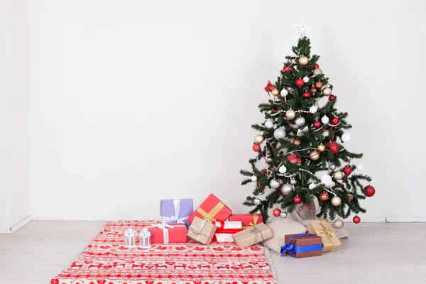 Árbol de Navidad con regalos de juguetes con una guirnalda de año nuevo —  Fotos de Stock