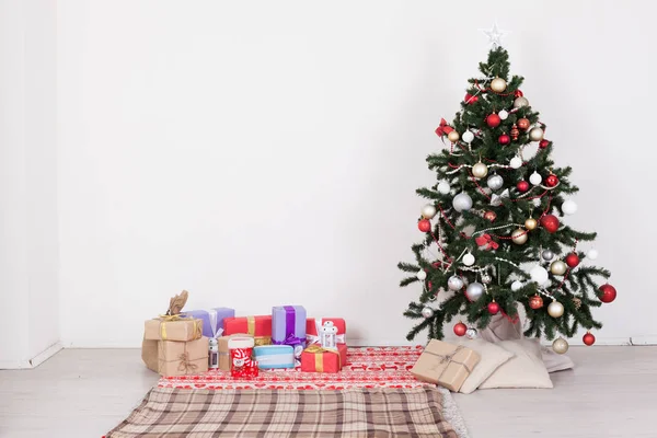Weihnachtsbaum mit Geschenken von Spielzeug mit einem Kranz des neuen Jahres — Stockfoto