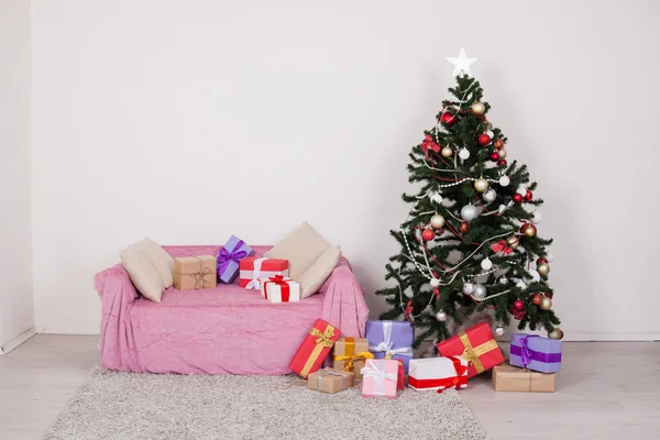Wystrój Boże Narodzenie Nowy Rok Choinki Sofa Prezenty Zima — Zdjęcie stockowe
