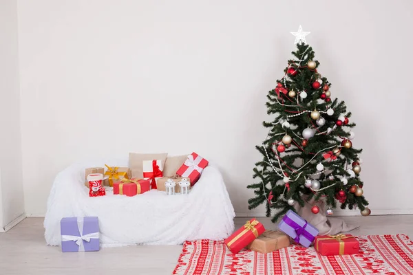 Nowy rok Boże Narodzenie wystrój choinki i prezenty — Zdjęcie stockowe