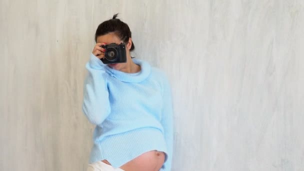 Schwangere Fotografin fotografiert Bauch — Stockvideo
