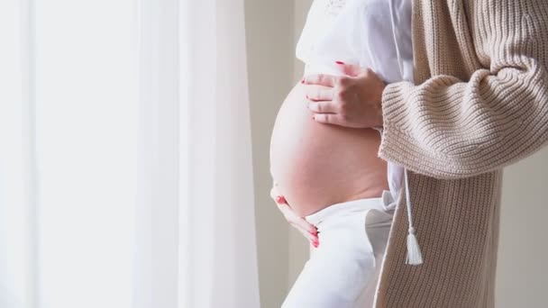 Живот беременных женщин перед родами — стоковое видео