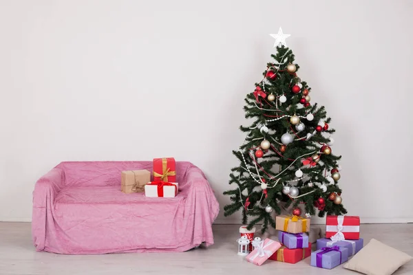 Nowy rok Boże Narodzenie wystrój choinki i prezenty — Zdjęcie stockowe