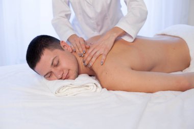 Tıbbi Masaj ve vücut bakımları Spa'da yapan erkek
