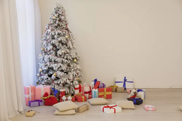 Inverno nuovo anno Albero di Natale con regali — Foto Stock