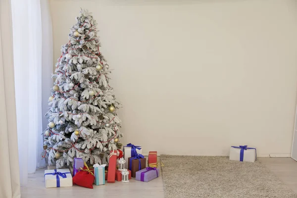 Winter Nieuwjaar kerstboom met geschenken — Stockfoto
