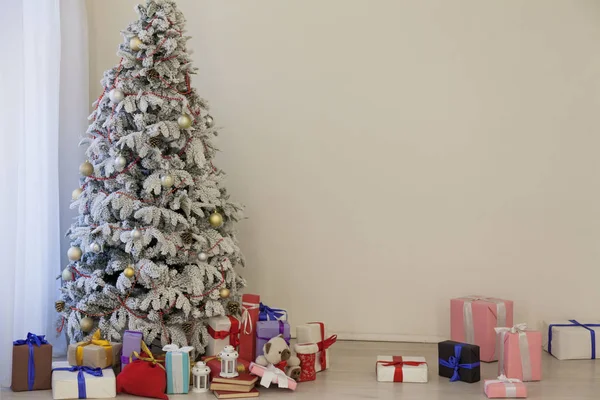 Новогодняя елка с подарками — стоковое фото