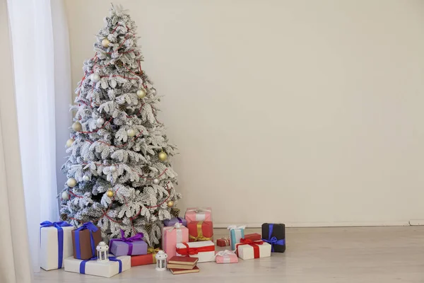 冬天新年圣诞树与礼物 — 图库照片