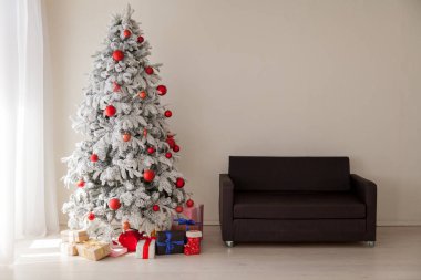 Noel dekor Noel ağacı ile beyaz odada kışın sunar.
