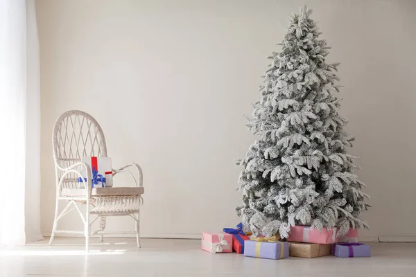 Vánoční stromeček v bílé místnosti s dárky v zimě — Stock fotografie