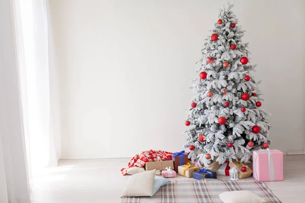 Árvore de Natal em uma sala branca com presentes no inverno — Fotografia de Stock
