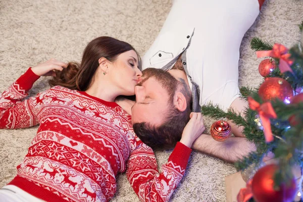 夫と妻のクリスマス ツリーの贈り物 — ストック写真