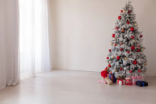 Decorazione natalizia Albero di Natale con regali in una stanza bianca in inverno — Foto Stock