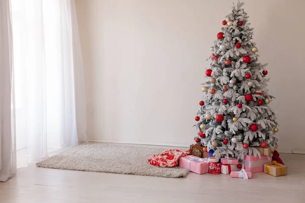 Decoração de Natal Árvore de Natal com presentes em uma sala branca no inverno — Fotografia de Stock