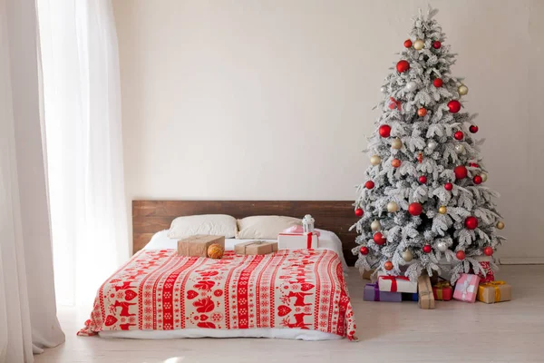 Vánoční stromeček s dárky v bílé místnosti v zimě — Stock fotografie