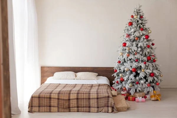 Weihnachtsbaum mit Geschenken im weißen Raum im Winter — Stockfoto