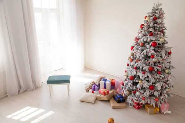 Arbre de Noël avec cadeaux dans une chambre blanche en hiver — Photo