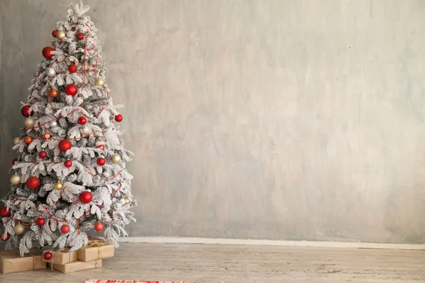 冬天在白色房间里带着礼物的圣诞雪圣诞树 — 图库照片