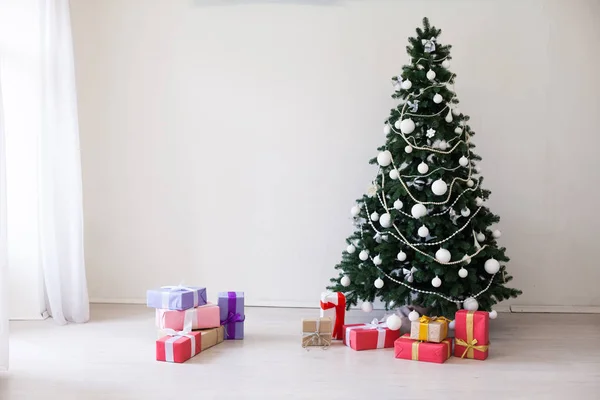 Albero di Natale con regali in inverno per il nuovo anno — Foto Stock