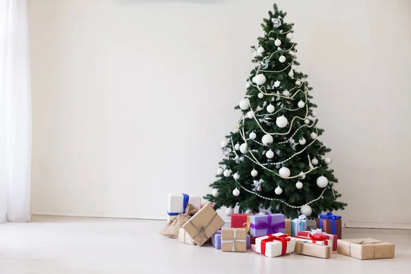 Decorazione di Natale Albero di Natale su nuovi regali di festa di anno ornamenti — Foto Stock