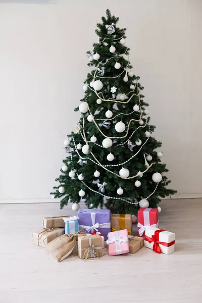 Boże Narodzenie wystrój choinki na wakacje nowy rok prezenty ozdoby — Zdjęcie stockowe