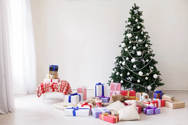 Jul dekorera julgran på nyår holiday gåvor ornament — Stockfoto