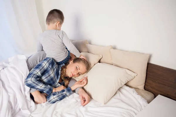 Маленький хлопчик розбудив батьків у спальні — стокове фото