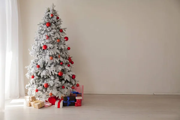 Boże Narodzenie dekoracje choinkowe z prezentuje w białym pokoju, w zimie — Zdjęcie stockowe