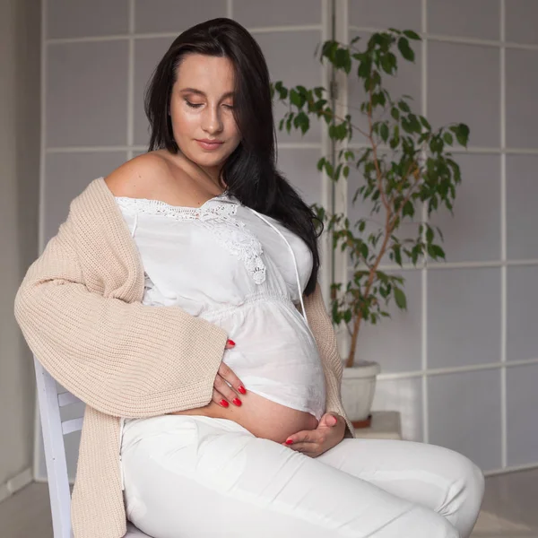 Retrato de una hermosa mujer embarazada antes del parto familia —  Fotos de Stock