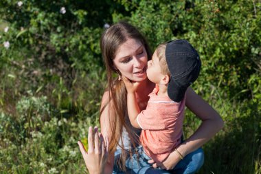 Anne ve genç çocuk oğlu Parkı aşk oynamak