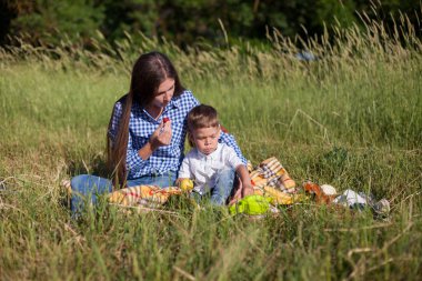 Anne ve genç oğlu piknik doğa gezisi yemek
