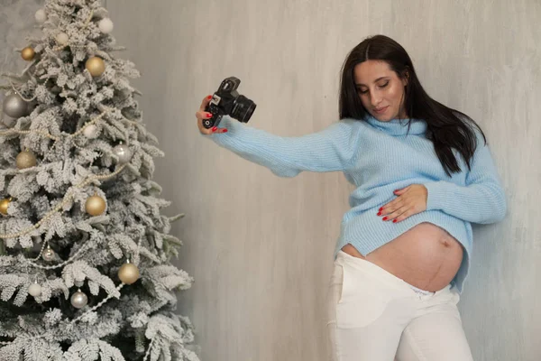 Porträtt av vacker gravid kvinna fotograf i en fotosession — Stockfoto