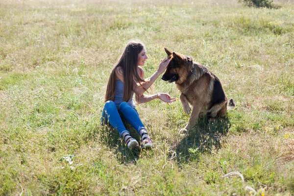 Écoles féminines et joue avec le chien Berger — Photo