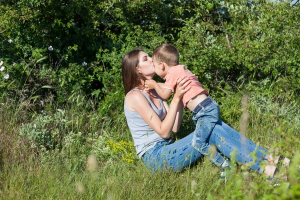 Maman et jeune garçon fils jouer parc amour — Photo